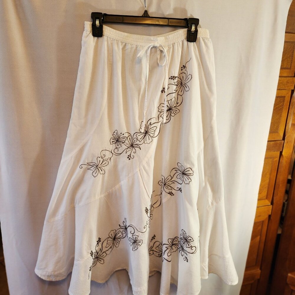 METRO WEAR 100% COTTON WHITE SKIRT, BROWN FLORAL EMBROIDERY, SIZE MEDIUM, LINED